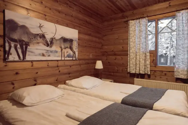 Calm twin bedroom in a Lapland cabin for children